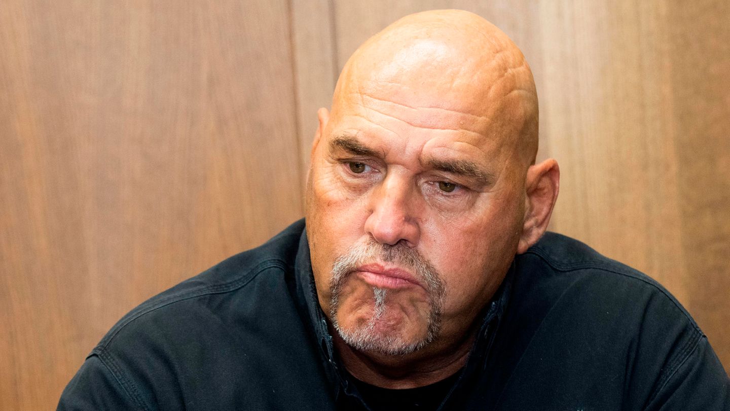 Frank Hanebuth sitzt im Gerichtssaal