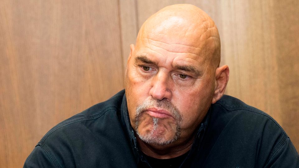 Frank Hanebuth sitzt im Gerichtssaal Frank Hanebuth sitzt im Gerichtssaal