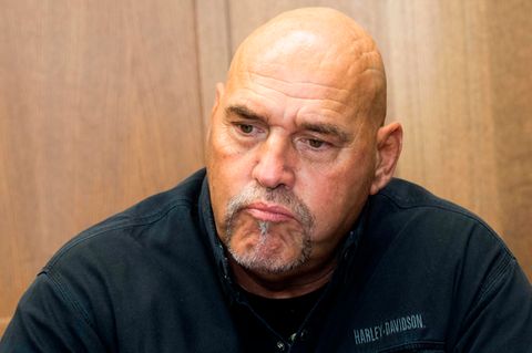 Frank Hanebuth sitzt im Gerichtssaal