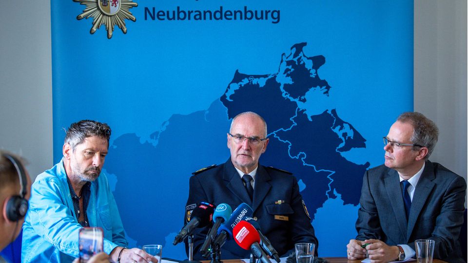 Chef-Ermittler Olaf Hildebrandt, Neubrandenburgs Polizeipräsident Thomas Dabel und Oberstaatsanwalt Tim Wischmann
