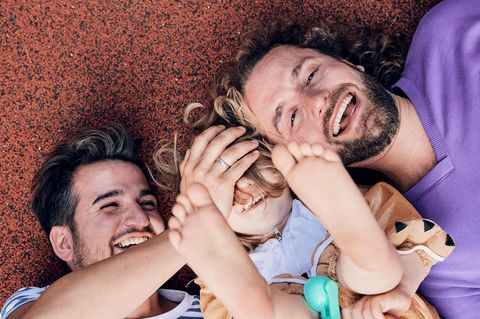 Malte Brauer und sein Mann Malte Stübinger mit ihrer Tochter