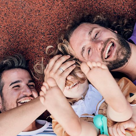 Malte Brauer und sein Mann Malte Stübinger mit ihrer Tochter