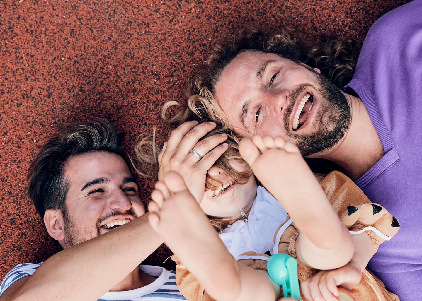 Malte Brauer und sein Mann Malte Stübinger mit ihrer Tochter