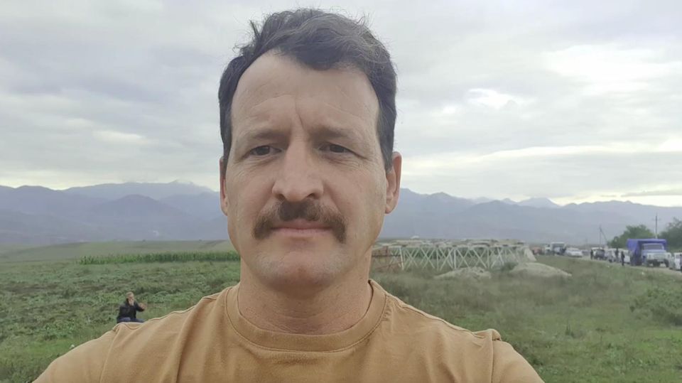 Moritz Gathmann an der Grenze von Armenien zu Aserbaidschan Moritz Gathmann an der Grenze von Armenien zu Aserbaidschan