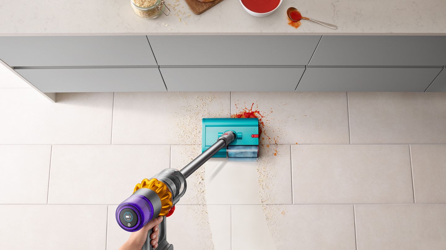 Der Dyson V15s Detect Submarine lässt sich zum Aufwischen von Flecken, aber auch für die Reinigung des ganzen Bodens nutzen