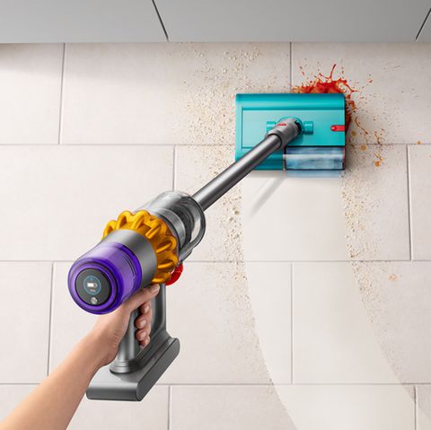 Der Dyson V15s Detect Submarine lässt sich zum Aufwischen von Flecken, aber auch für die Reinigung des ganzen Bodens nutzen