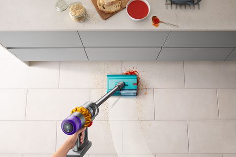 Der Dyson V15s Detect Submarine lässt sich zum Aufwischen von Flecken, aber auch für die Reinigung des ganzen Bodens nutzen