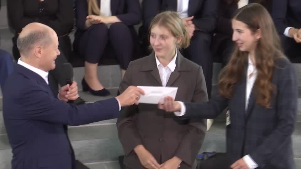 Video: "Jugend forscht" zu Besuch bei Scholz