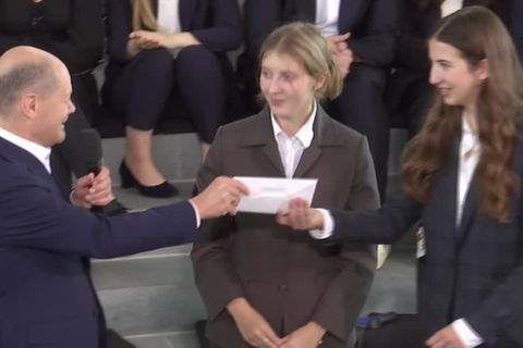 Video: "Jugend forscht" zu Besuch bei Scholz