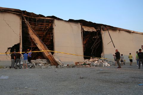 Ein Blick auf die eingestürzte und ausgebrannte Halle im Irak, in der ein Brand während einer Hochzeitsfeier ausgebrochen war