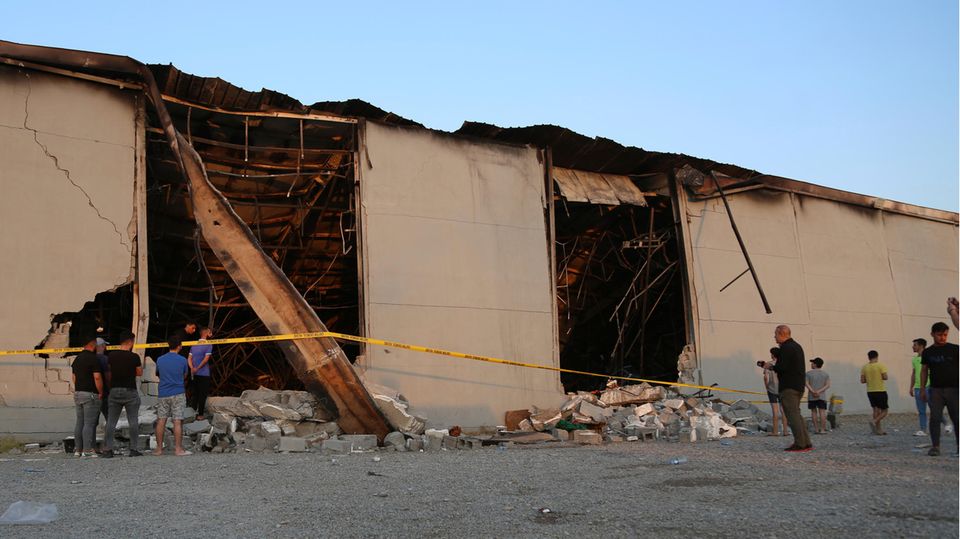 Ein Blick auf die eingestürzte und ausgebrannte Halle im Irak, in der ein Brand während einer Hochzeitsfeier ausgebrochen war