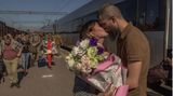 Ukraine: Ein Soldat und seine Frau küssen sich am Bahnhof