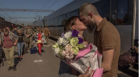 Ukraine: Ein Soldat und seine Frau küssen sich am Bahnhof