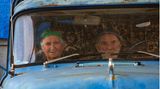 Flüchtlinge sitzen im Auto an der Grenze von Bergkarabach nach Armenien