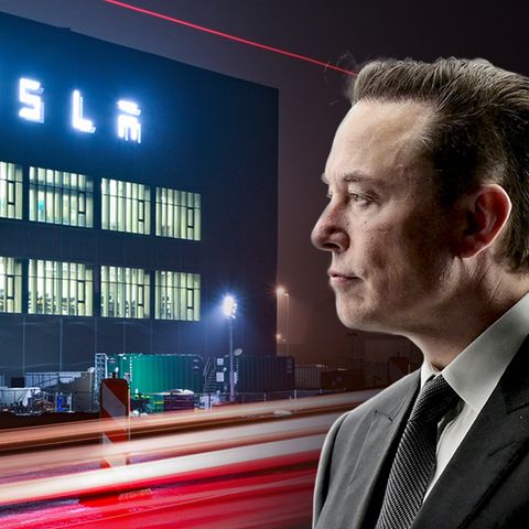 Elon Musk, ein Mann im Profil, vor einem Unternehmen, auf dem Tesla steht