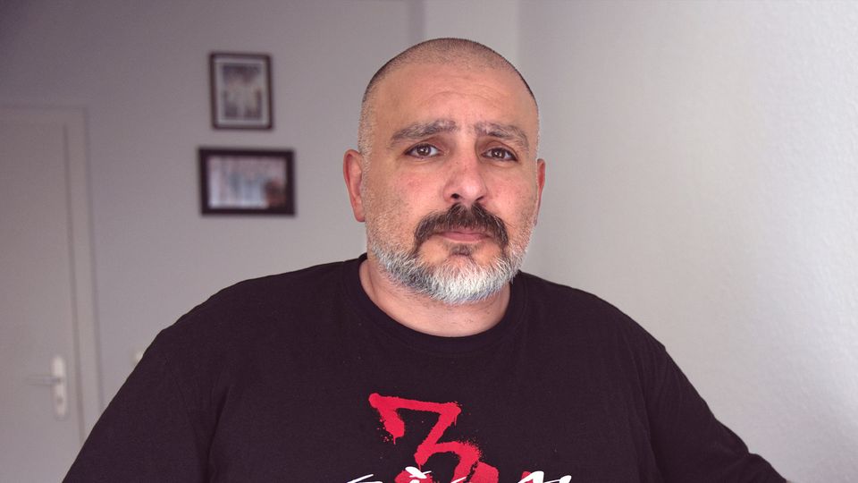 Der Techniker Tayfur Karaboga, 43, in seiner Wohnung bei Wolfsburg