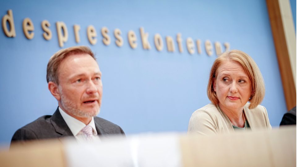 Familienministerin Lisa Paus und Finanzminister Christian Lindner in der Bundespressekonferenz, sie blickt ihn skeptisch an