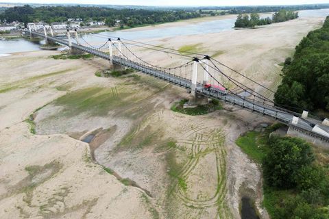In Frankreich führt eine Brücke über ein größtenteils ausgetrocknetes Flussbett