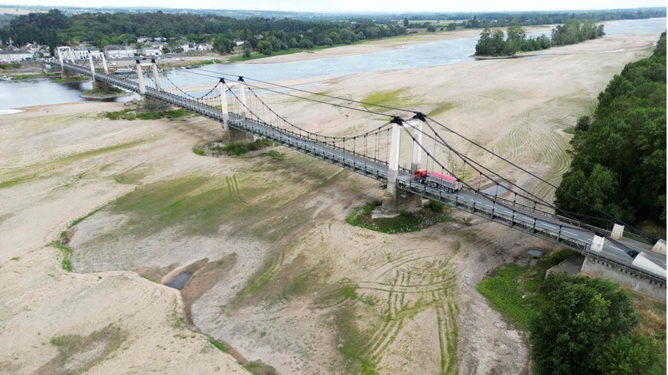 In Frankreich führt eine Brücke über ein größtenteils ausgetrocknetes Flussbett