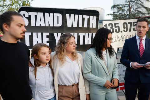Klimaschutz-Kläger: Martim, Mariana und Claudia Agostinho sowie Catarine Mota vor dem Gerichtshof für Menschenrechte