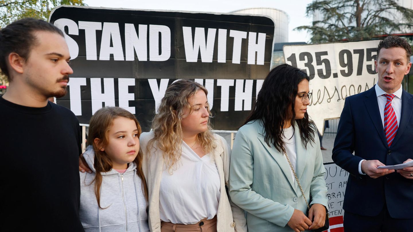 Klimaschutz-Kläger: Martim, Mariana und Claudia Agostinho sowie Catarine Mota vor dem Gerichtshof für Menschenrechte