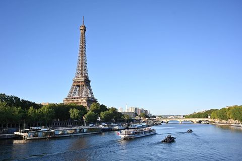 Der Eiffelturm und Boote auf der Seine