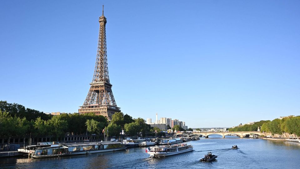 Der Eiffelturm und Boote auf der Seine