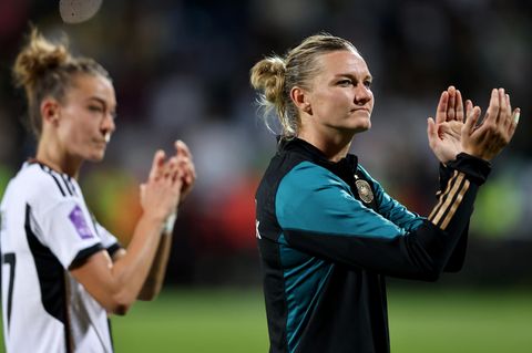Alexandra Popp und Felicitas Rauch (im Hintergrund) bedanken sich bei den Fans in Bochum
