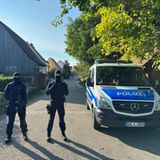 Die neueste verbotene Gruppierung ist "Die Artgemeinschaft". Am Mittwochmorgen durchsuchte die Polizei in zwölf Bundesländern Wohnungen von 39 Mitgliedern des Vereins. Bundesinnenministerin Faeser begründete das Verbot damit, dass die Vereinigung "sektenartig, zutiefst rassistisch und antisemitisch" sei. Sie habe versucht, durch Indoktrinierung von Kindern und Jugendlichen neue Verfassungsfeinde heranzuziehen, so Faeser. Den Verein gab es bereits seit 1951. Es handelt sich um ein bundesweit aktives Netzwerk von selbsternannten völkischen Siedlern, die ihre Kinder nach heidnischen Bräuchen und germanischen Traditionen erziehen.