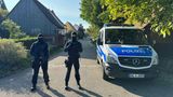 Die neueste verbotene Gruppierung ist "Die Artgemeinschaft". Am Mittwochmorgen durchsuchte die Polizei in zwölf Bundesländern Wohnungen von 39 Mitgliedern des Vereins. Bundesinnenministerin Faeser begründete das Verbot damit, dass die Vereinigung "sektenartig, zutiefst rassistisch und antisemitisch" sei. Sie habe versucht, durch Indoktrinierung von Kindern und Jugendlichen neue Verfassungsfeinde heranzuziehen, so Faeser. Den Verein gab es bereits seit 1951. Es handelt sich um ein bundesweit aktives Netzwerk von selbsternannten völkischen Siedlern, die ihre Kinder nach heidnischen Bräuchen und germanischen Traditionen erziehen.