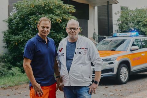 Sani for Set bei den Dreharbeiten von Notruf Hafenkante – Fabian Harloff und Notfallsanitäter Dirk Dautzenberg