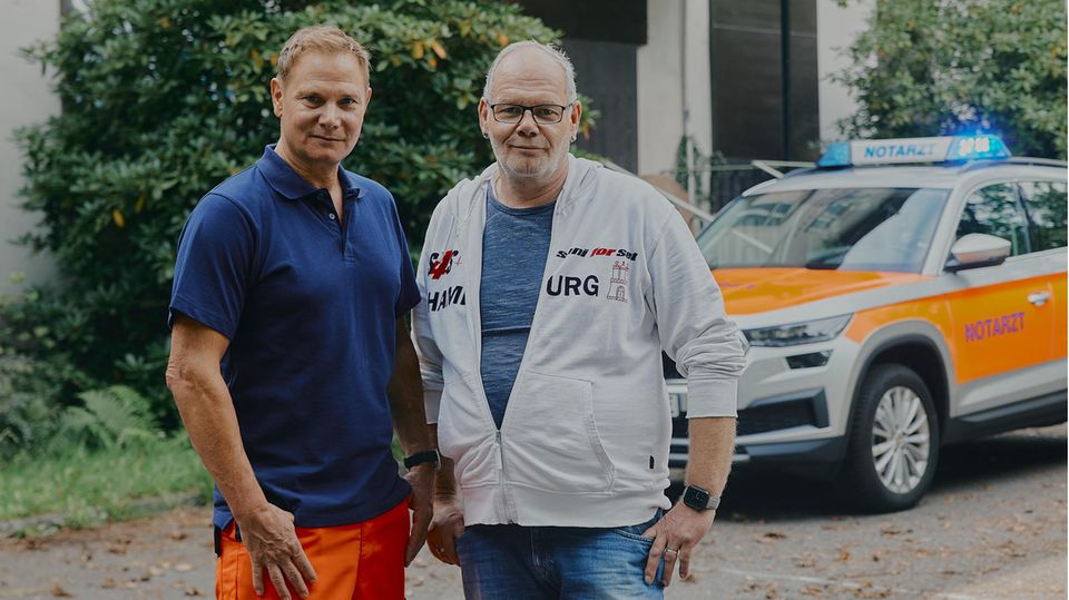 Sani for Set bei den Dreharbeiten von Notruf Hafenkante – Fabian Harloff und Notfallsanitäter Dirk Dautzenberg