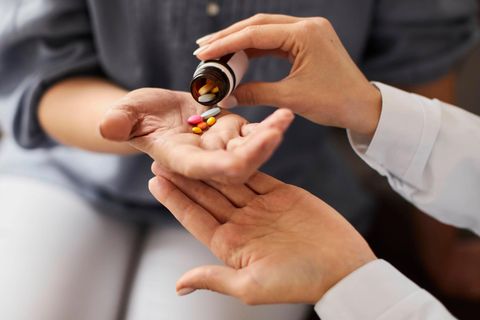 Tabletten auf einer Hand