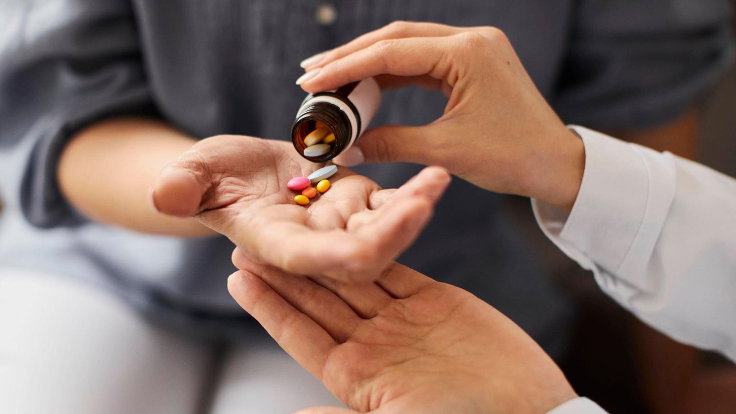 Tabletten auf einer Hand