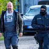 Bereits am 19. September hatte Faeser die "Hammerskins" in Deutschland verboten. Bei den Razzien wurden mehrere Schusswaffen, scharfe Munition und Sprengstoff gefunden. Der rechtsextremistische Verein soll bundesweit 120 Mitglieder haben und vor allem in der Neonazi-Musikszene vernetzt sein. Bei den geheimen Konzerten der Gruppe sollen Nicht-Mitglieder mit rechtsextremistischem Gedankengut ideologisiert werden. Die Bewegung wurde 1986 in Texas gegründet und ist seit Anfang der 90er auch in Deutschland aktiv. Ihr Logo, zwei gekreuzte Hämmer, soll die weiße Arbeiterklasse symbolisieren. Sven Krüger (Bild) gilt als "Führungsperson der Hammerskins" in Mecklenburg-Vorpommern – auch sein Grundstück wurde Mitte September durchsucht.