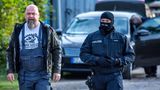 Bereits am 19. September hatte Faeser die "Hammerskins" in Deutschland verboten. Bei den Razzien wurden mehrere Schusswaffen, scharfe Munition und Sprengstoff gefunden. Der rechtsextremistische Verein soll bundesweit 120 Mitglieder haben und vor allem in der Neonazi-Musikszene vernetzt sein. Bei den geheimen Konzerten der Gruppe sollen Nicht-Mitglieder mit rechtsextremistischem Gedankengut ideologisiert werden. Die Bewegung wurde 1986 in Texas gegründet und ist seit Anfang der 90er auch in Deutschland aktiv. Ihr Logo, zwei gekreuzte Hämmer, soll die weiße Arbeiterklasse symbolisieren. Sven Krüger (Bild) gilt als "Führungsperson der Hammerskins" in Mecklenburg-Vorpommern – auch sein Grundstück wurde Mitte September durchsucht.