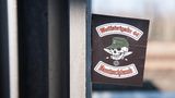 Im Jahr 2020 wurde die Neonazi-Gruppierung "Sturmbrigade/Wolfsbrigade 44" durch Innenminister Horst Seehofer verboten. Die Zahl im Namen steht als Code für den vierten Buchstaben im Alphabet – DD als Abkürzung für "Division Dirlewanger". Oskar Dirlewanger galt als besonders sadistischer Kriegsverbrecher und Kommandeur in der Waffen-SS. Ziel der Gruppe, die seit 2016 existierte, war die Wiedererrichtung eines nationalsozialistischen Staates.