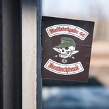 Im Jahr 2020 wurde die Neonazi-Gruppierung "Sturmbrigade/Wolfsbrigade 44" durch Innenminister Horst Seehofer verboten. Die Zahl im Namen steht als Code für den vierten Buchstaben im Alphabet – DD als Abkürzung für "Division Dirlewanger". Oskar Dirlewanger galt als besonders sadistischer Kriegsverbrecher und Kommandeur in der Waffen-SS. Ziel der Gruppe, die seit 2016 existierte, war die Wiedererrichtung eines nationalsozialistischen Staates.