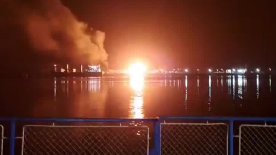 Amateuraufnahmen: Video zeigt russische Raketenangriffe auf ukrainische Getreide-Häfen Amateuraufnahmen: Video zeigt russische Raketenangriffe auf ukrainische Getreide-Häfen