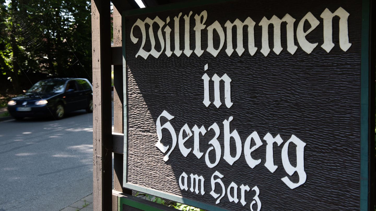 Seit 2020 gilt auch die Neonazi-Gruppe "Nordadler" als verboten. Sie sieht sich als Keimzelle einer kompromisslosen NS-Elite, die sich zu Hitler und Antisemitismus bekennt. Die "Nordadler" laufen auch unter den Namen "Völkische Revolution", "Völkische Jugend", "Völkische Gemeinschaft" und "Völkische Renaissance". Die Wurzeln der Gruppe sollen in Niedersachsen liegen – es gab Razzien bei Hauptverantwortlichen in Hannover und Herzberg am Harz.