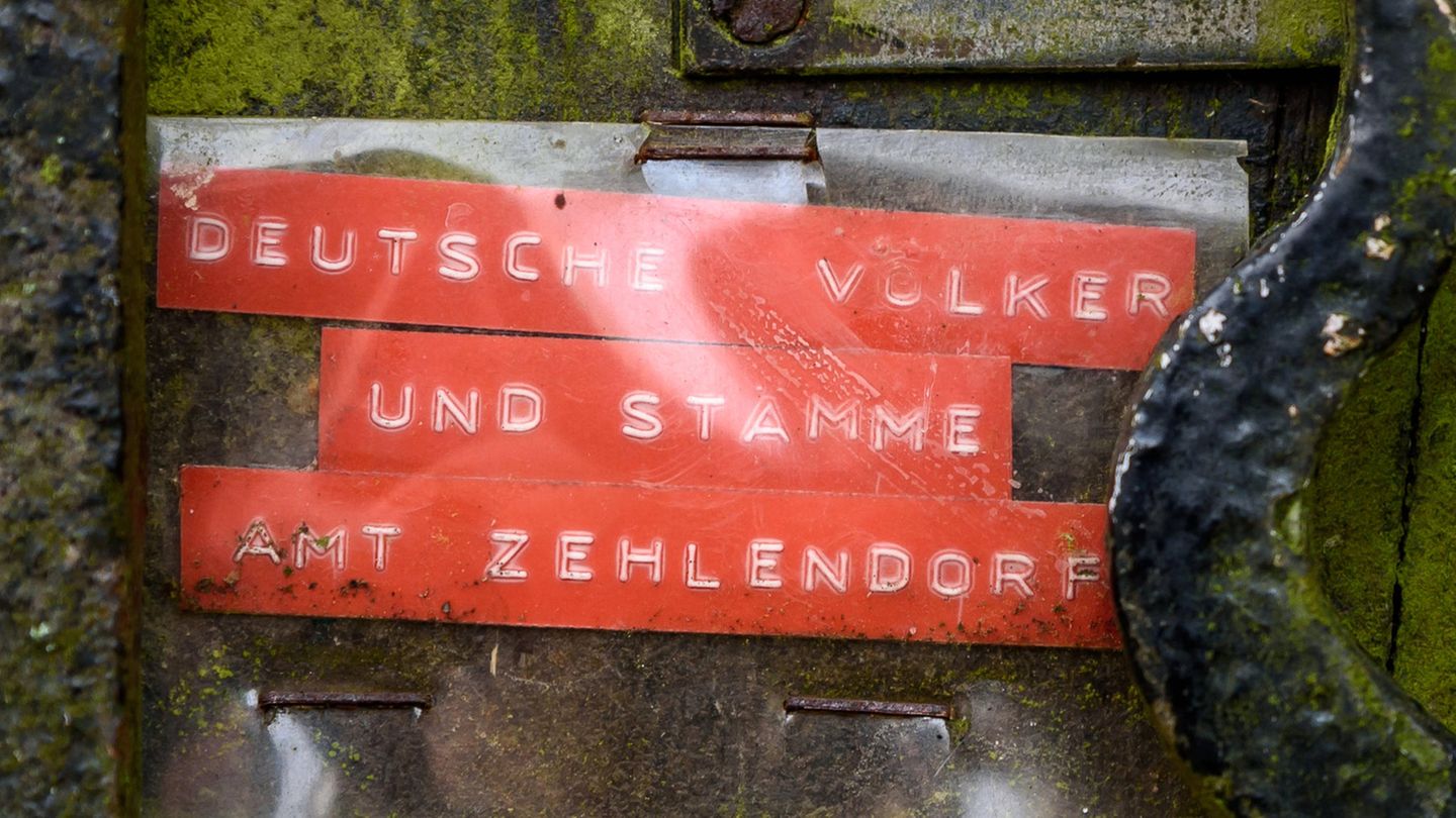 Das erste Verbot in der Reichsbürgerszene erhielt 2020 der Verein "Geeinte deutsche Völker und Stämme". Innenminister Horst Seehofer warf der Gruppe vor "rassistische und antisemitische Schriften zu verbreiten und damit die freiheitliche Gesellschaft systematisch zu vergiften". 2017 hatte sich die Gruppe zusammengetan und bezeichnete die Bundesrepublik fortan als illegitimes "Handelskonstrukt", eine bloße GmbH, unterjocht von Besatzungsmächten. Sie solidarisierte sich mit Holocaustleugnern und schrieb Drohbriefe an Bundeskanzlerin Angela Merkel.