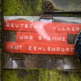 Das erste Verbot in der Reichsbürgerszene erhielt 2020 der Verein "Geeinte deutsche Völker und Stämme". Innenminister Horst Seehofer warf der Gruppe vor "rassistische und antisemitische Schriften zu verbreiten und damit die freiheitliche Gesellschaft systematisch zu vergiften". 2017 hatte sich die Gruppe zusammengetan und bezeichnete die Bundesrepublik fortan als illegitimes "Handelskonstrukt", eine bloße GmbH, unterjocht von Besatzungsmächten. Sie solidarisierte sich mit Holocaustleugnern und schrieb Drohbriefe an Bundeskanzlerin Angela Merkel.