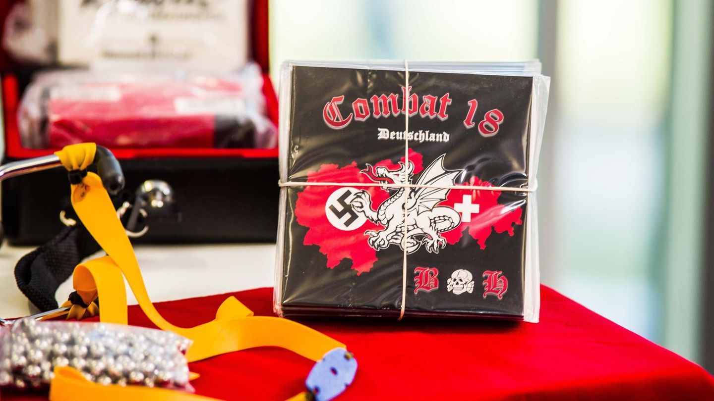 Combat 18 Zu den vier im Jahr 2020 aufgelösten Vereinigungen zählt auch "Combat 18". Die Zahl im Namen bezieht sich auf die Stelle der Initialen Adolf Hitlers im Alphabet, Kern-Symbol der Gruppe ist ein Drache. Sie agiert auch international, so gilt sie in Kanada als Terrororganisation. Mit dem Verbot von "Combat 18" reagierte Horst Seehofer auf den Mord eines Neonazis am Kasseler Regierungspräsidenten Walter Lübcke im Juni 2019 und den Angriff eines schwer bewaffneten Antisemiten vier Monate später auf die Synagoge in Halle. Viele der Mitglieder sollen nach dem Verbot zur rechtsextremen Gruppierung "Brothers of Honour" gewechselt sein.