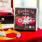 Zu den vier im Jahr 2020 aufgelösten Vereinigungen zählt auch "Combat 18". Die Zahl im Namen bezieht sich auf die Stelle der Initialen Adolf Hitlers im Alphabet, Kern-Symbol der Gruppe ist ein Drache. Sie agiert auch international, so gilt sie in Kanada als Terrororganisation. Mit dem Verbot von "Combat 18" reagierte Horst Seehofer auf den Mord eines Neonazis am Kasseler Regierungspräsidenten Walter Lübcke im Juni 2019 und den Angriff eines schwer bewaffneten Antisemiten vier Monate später auf die Synagoge in Halle. Viele der Mitglieder sollen nach dem Verbot zur rechtsextremen Gruppierung "Brothers of Honour" gewechselt sein.