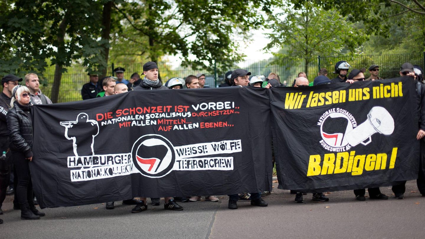 Die "Weisse Wölfe Terrorcrew" wurde 2016 verboten, nachdem Fans der Rechtsrockband "Weisse Wölfe" sie acht Jahre zuvor ins Leben riefen. Die Gruppe hatte ihren Schwerpunkt in Norddeutschland, wo sie durch rechtsextremistische Straf-und Gewalttaten auffiel. Der weiße Wolf steht in der Szene für das angeblich Reine des Nationalsozialismus und das Gefährliche wie Unbeugsame.