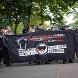 Die "Weisse Wölfe Terrorcrew" wurde 2016 verboten, nachdem Fans der Rechtsrockband "Weisse Wölfe" sie acht Jahre zuvor ins Leben riefen. Die Gruppe hatte ihren Schwerpunkt in Norddeutschland, wo sie durch rechtsextremistische Straf-und Gewalttaten auffiel. Der weiße Wolf steht in der Szene für das angeblich Reine des Nationalsozialismus und das Gefährliche wie Unbeugsame.