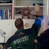 Die 2011 verbotene "Hilfsorganisation für nationale politische Gefangene und deren Angehörige" bezeichnete rechtsextreme verurteilte Straftäter als "politische Gefangene" und unterstützte sie finanziell, um sie in der Szene zu halten. Im September 2010 fand eine bundesweite Razzia gegen die Organisation statt (Bild). Sie war mit rund 600 Mitgliedern die wohl derzeit größte deutsche Neonazi-Organisation.