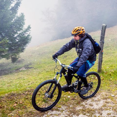 Regenbekleidung fürs Radfahren: Zwei Mountainbiker in herbstlichen Bergen