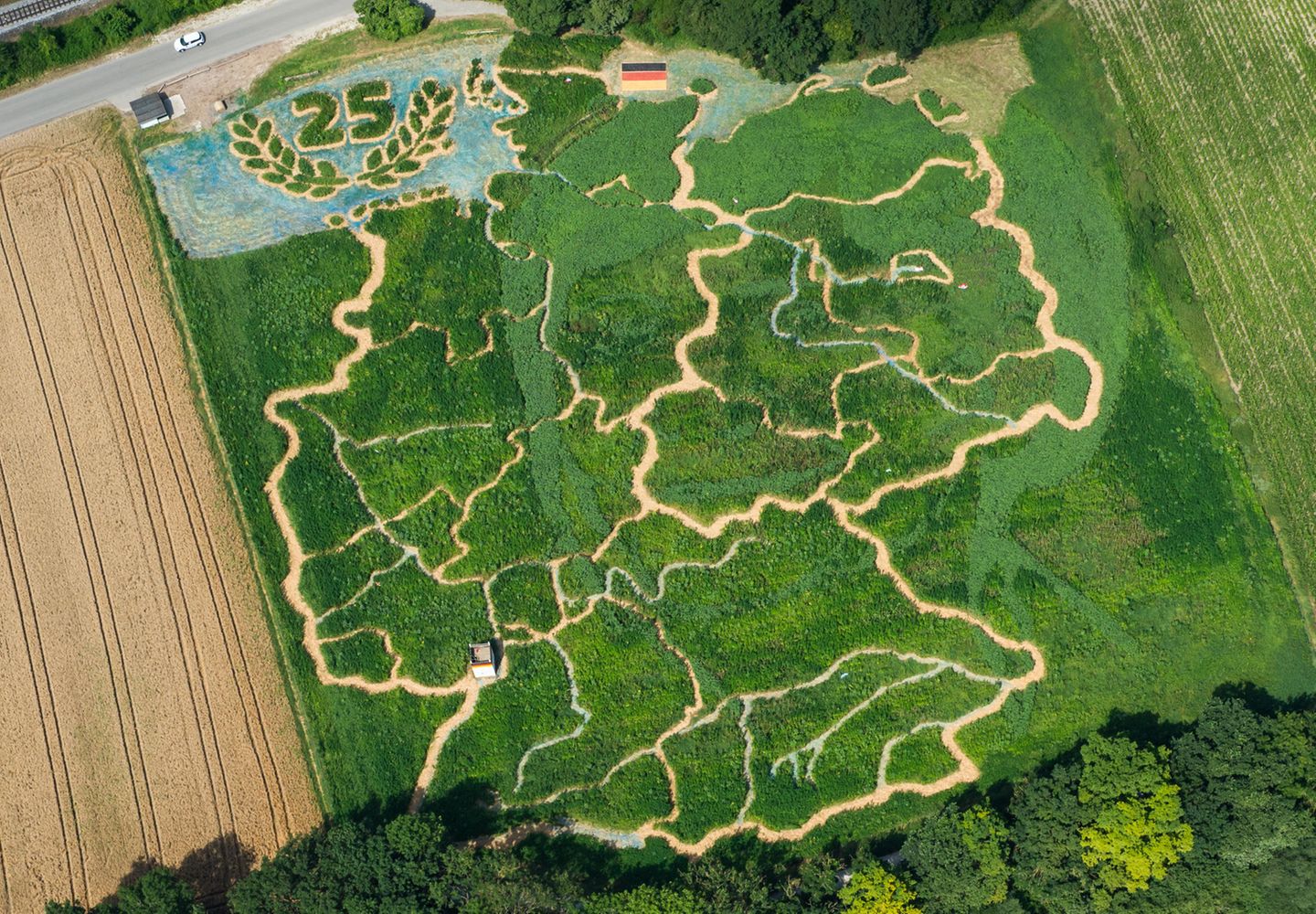 Labyrinth-Feld in den Umrissen Deutschlands - samt Flüssen und Grenzen