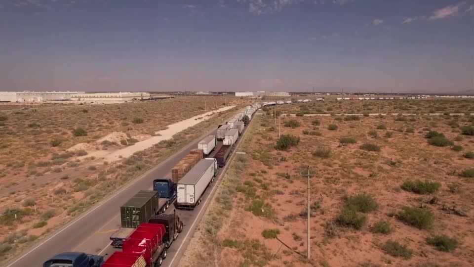 Video: Lkw-Stau durch Grenzkontrollen zwischen USA und Mexiko